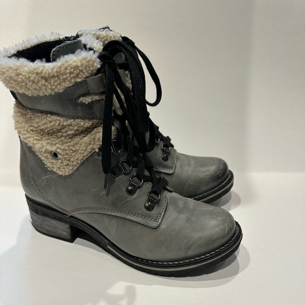 Dromedaris Kara Shearling Ankle Boot in Gray